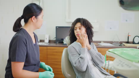Patient-Mit-Zahnschmerzen-Und-Zahnarztberatung