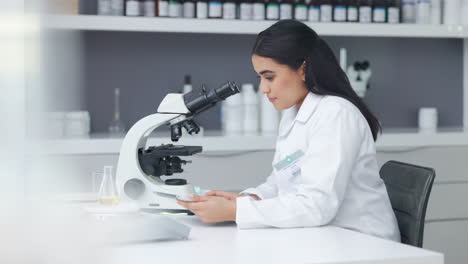 Female-pathologist-analyzing-medical-samples