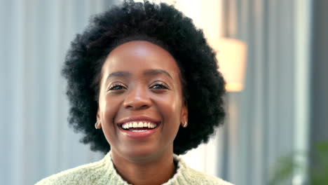 Porträt-Einer-Lachenden-Afrikanischen-Frau,-Die-Zu-Hause-Lächelt