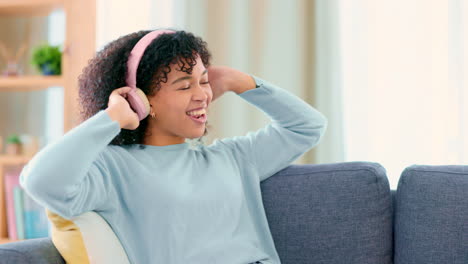 Young-carefree-woman-listening-to-music