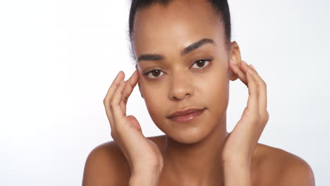Schönheitsporträt,-Schwarze-Frau,-Die-Hautpflege-Berührt