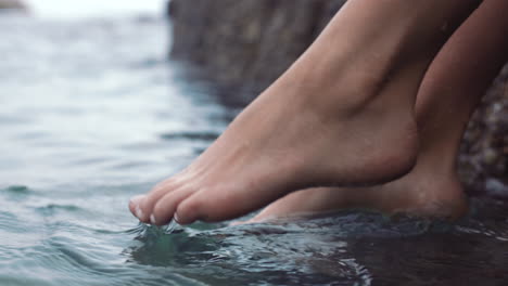 Füße-Einer-Frau,-Ein-Sprung-Ins-Meer-Oder-Meer-Im-Urlaub