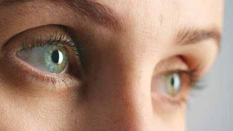 Woman-blue-eye-with-an-intense-looking-blink