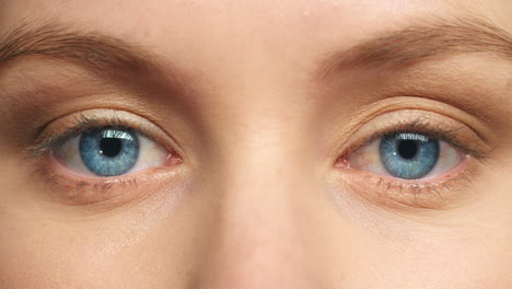 Cara-De-Mujer,-Ojos-De-Color-Azul-Y-Enfoque