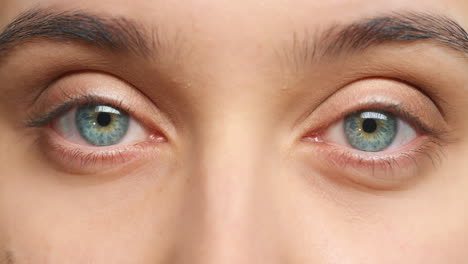 Blue-eye-of-woman-with-sight-to-blink