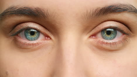 Zoomen-Sie-Auge,-Wimpern-Und-Augenbraue-Auf-Das-Gesicht-Einer-Frau