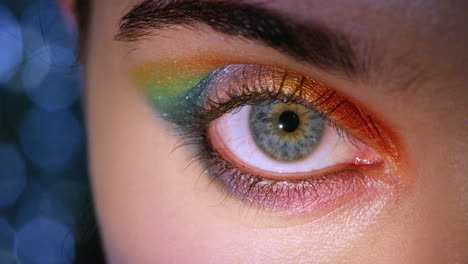 Weibliche-Augen-Mit-Regenbogenfest-Make-up