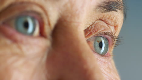 Ältere-Frau,-Falten-Und-Blaue-Augen