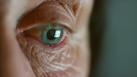 Ältere-Frau,-Blaues-Auge-Und-Reflexion-Vom-Lesen