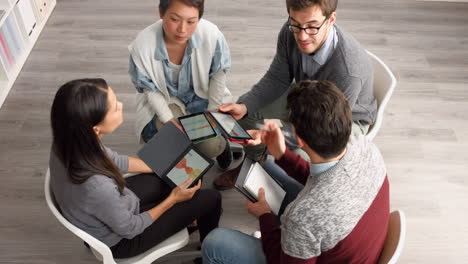 Geschäftsleute,-Meeting-Und-Tablet-Des-Teams