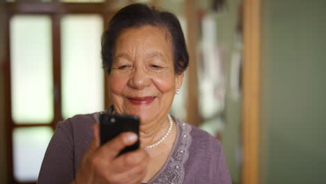 Senior,-Sonrisa-Y-Teléfono-De-Una-Anciana