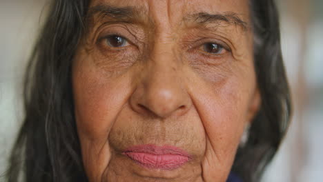 Ältere-Mexikanische-Frau,-Gesicht-Oder-Denken-In-Einem-Raum