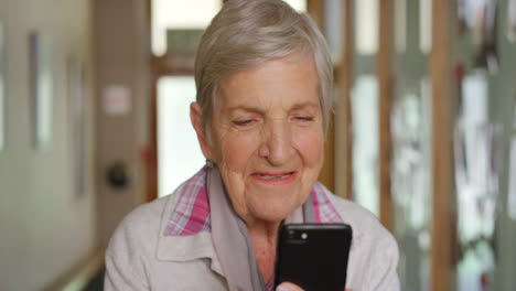 Senior-woman,-phone-and-communication