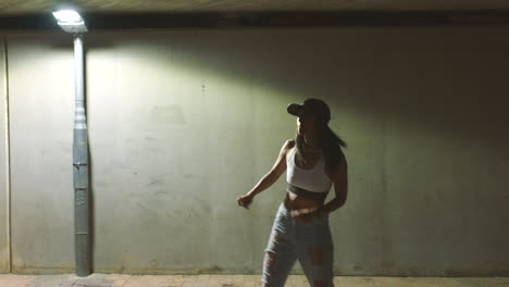 Hip-Hop,-Baile-Y-Mujer-De-La-Ciudad-En-La-Noche-En-Creativo