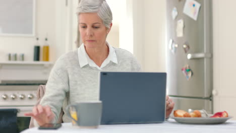 Laptop,-Telefon-Und-Frühstück-Mit-Einer-älteren-Frau