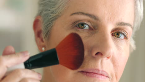 Ältere-Frau-Und-Make-up-Puder-Für-Gesichtsschönheit