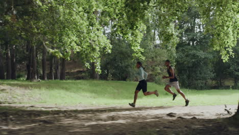 Zwei-Fitte-Sportler-Laufen-Und-Joggen-Im-Park