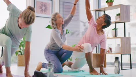 Älterer-Yogalehrer,-Der-Anfängerposen-Beibringt
