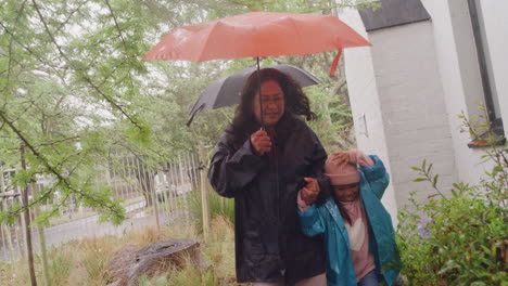 Großeltern-Laufen-Im-Regen