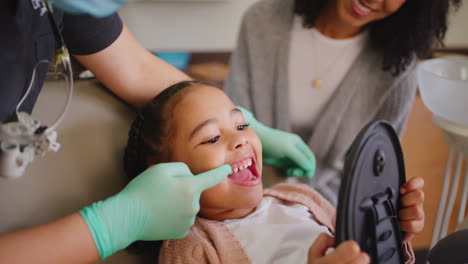 Zahnarzt-Untersucht-Die-Zähne-Kleiner-Mädchen