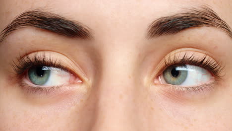 Frau-Zoomt-Augen,-Vision-Und-Schönheit-Mit-Gesichtsbehandlung
