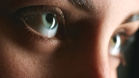 Woman-eyes-zoom,-vision-focus-blue-color-contact