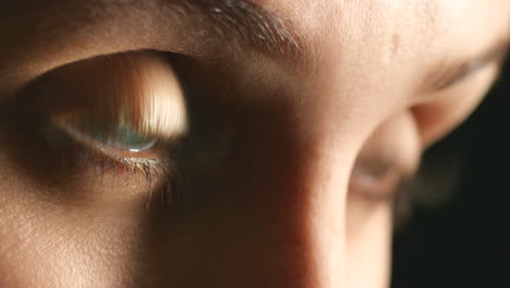 Ojos-Y-Visión-Primer-Plano-De-Mujer-En-Optometrista
