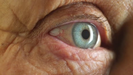 Sehkraft,-Gesundheit-Und-Das-Auge-Einer-älteren-Frau