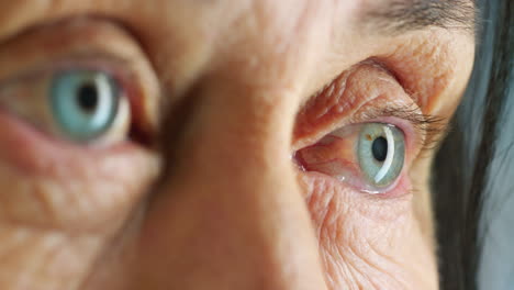 Das-Auge-Einer-älteren-Frau-Denkt-über-Vergangene-Erinnerungen-Nach