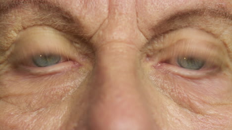 Makro-Von-Augen,-Sehvermögen-Und-Gesicht-Einer-älteren-Person