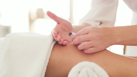 Masseuse-treating-a-knee-injury-with-dry-needling