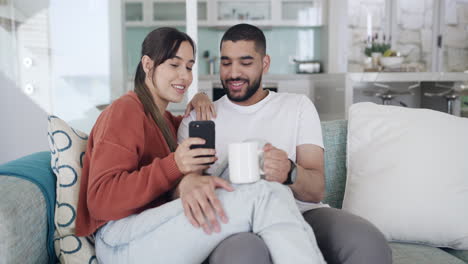 Junges-Glückliches-Lateinamerikanisches-Paar,-Das-Zusammen-Ein-Telefon-Benutzt