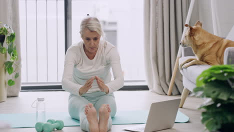 Mujer-Meditando-Mientras-Sigue-Un-Tutorial-De-Yoga