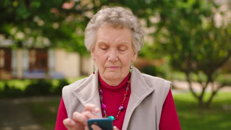 Telefon,-Ruhestand-Und-ältere-Frau-In-Den-Sozialen-Medien
