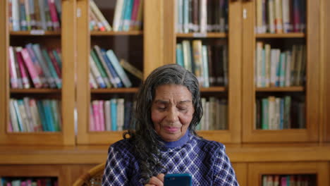 Technologie,-Smartphone-Und-ältere-Frau