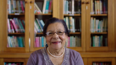 Portrait-of-a-happy-senior-woman-in-a-library