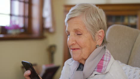 Smartphone,-Tee-Und-ältere-Frau-Auf-Dem-Sofa-Entspannen