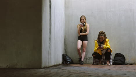 Street-Dancer-Frauenteam-Auf-Dem-Telefon-In-Den-Sozialen-Medien