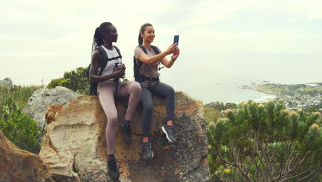 Two-hikers-using-phone-to-pose