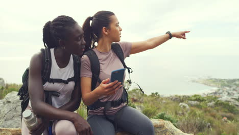 Zwei-Frauen-Nutzen-Ein-GPS-Telefon,-Um-Nach-Dem-Weg-Zu-Suchen
