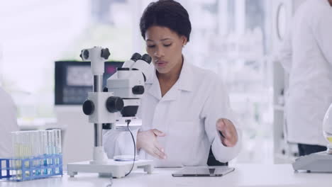 Portrait-of-a-female-scientist-using-a-microscope