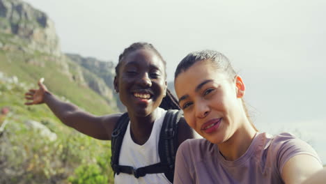 Two-girl-friends-taking-a-selfie-while-hiking