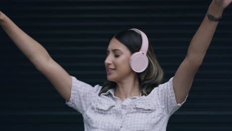 Woman-listening-to-music-on-headphones