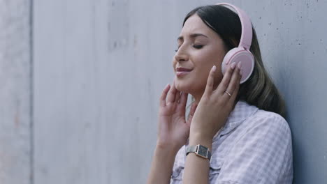 Frauen-Hören-Musik-über-Bluetooth-Kopfhörer