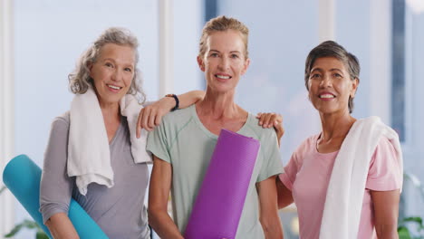 Aktive-Reife-Frauen-Bereit-Für-Eine-Yoga-Sitzung
