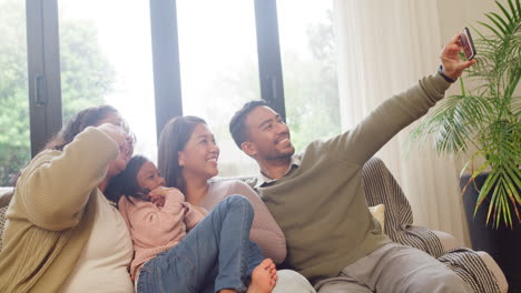 Glückliche-Asiatische-Familie,-Die-Zusammen-Ein-Selfie-Macht