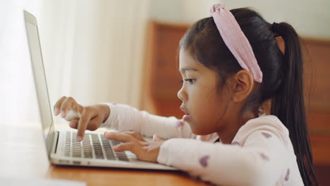 Kleines-Mädchen,-Das-Zu-Hause-Lernt,-Auf-Einem-Laptop-Zu-Tippen