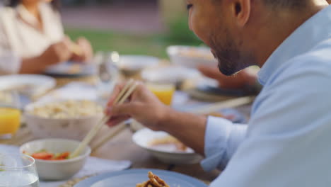 Ein-Asiatischer-Mann,-Der-Mit-Seiner-Familie-Eine-Mahlzeit-Isst