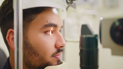 Closeup-of-a-slit-lamp-machine-testing-eye