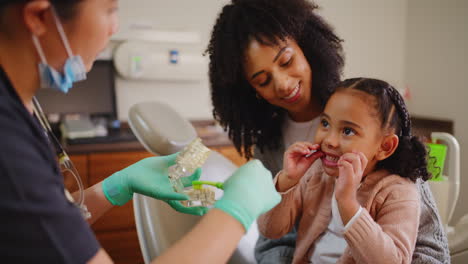 Dentista-Enseñando-Y-Niño-Aprendiendo-A-Cepillarse